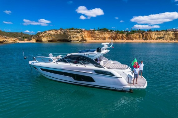 James Charters - Luxury Yacht Dilligaf