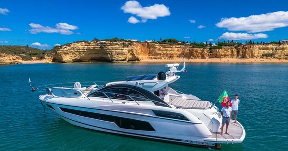 Yacht Charters Dilligaf Interior