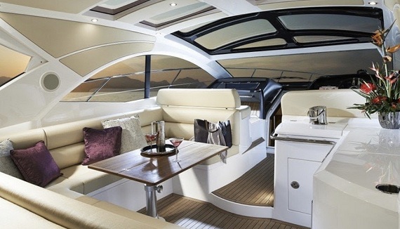 Yacht Charters Dilligaf Interior